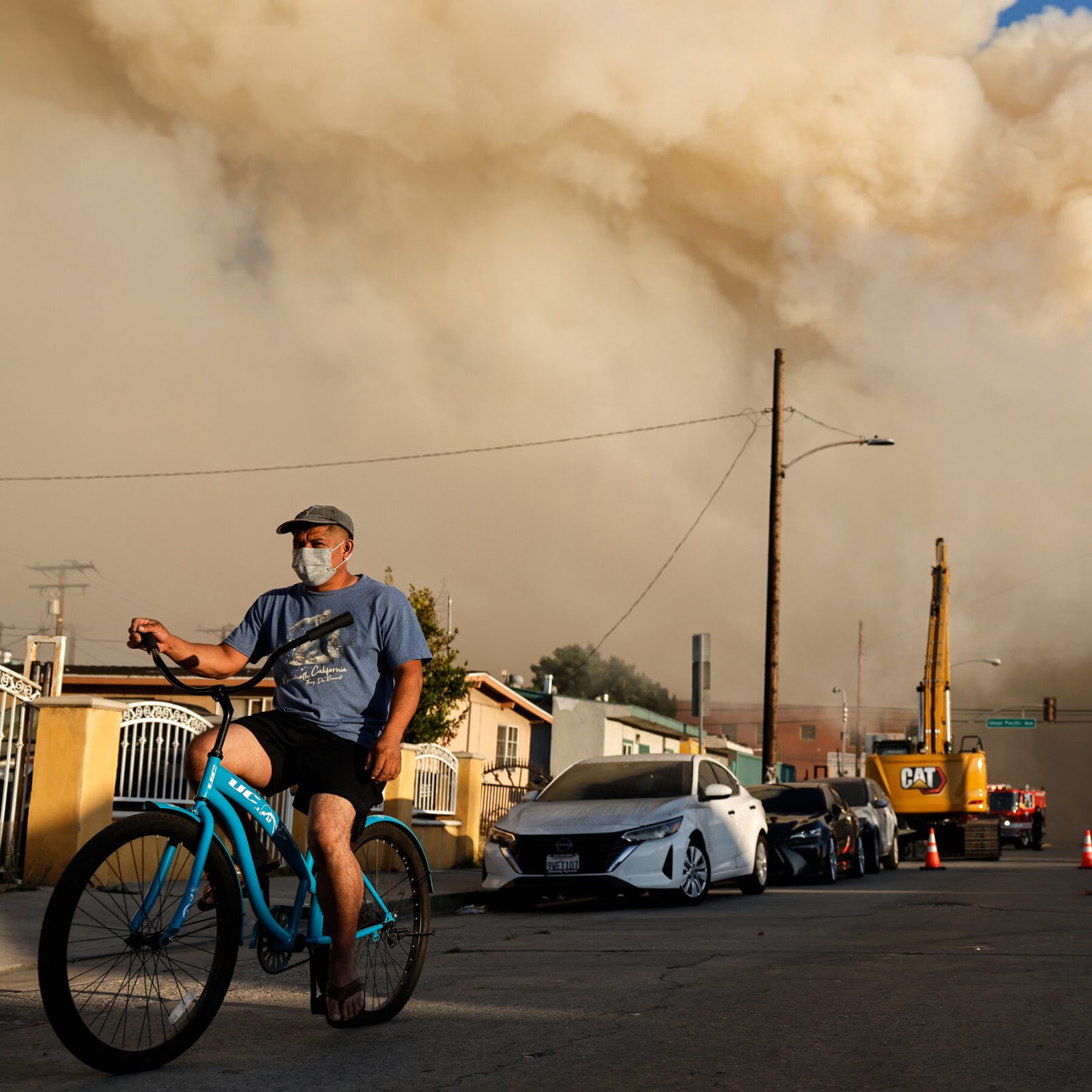 boyle heights warehouse fire spreads smoke across los angeles 1782113472457