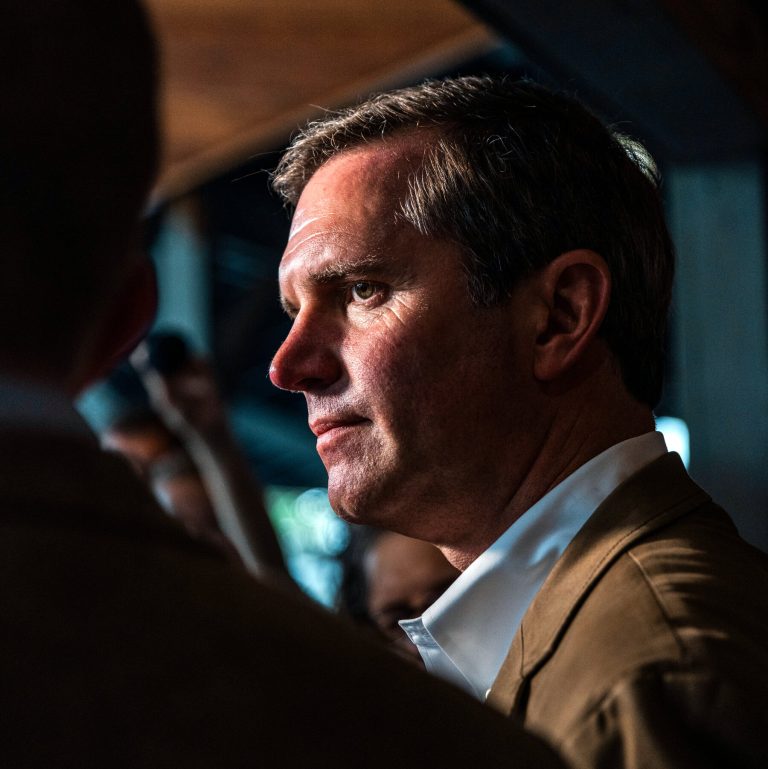 andy beshear olha para a casa branca 1782579677996