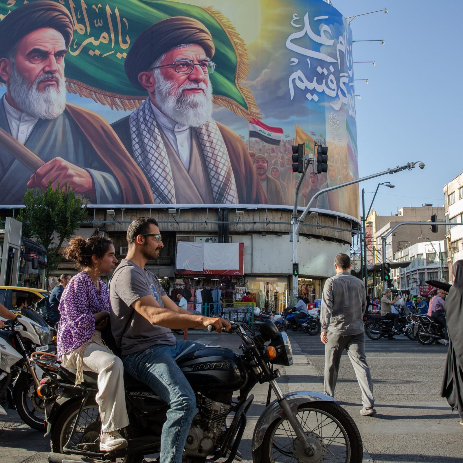 Mideast Live Updates: Dispute Over Strait Deepens as U.S. and Iran Trade Attacks