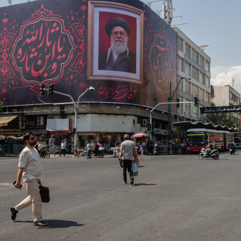 Mass Mournings,6 Days and 2 Countries: Iran Prepares to Bury Supreme Leader — imagem editorial da cobertura de Economia na Gazeta News Guarulhos