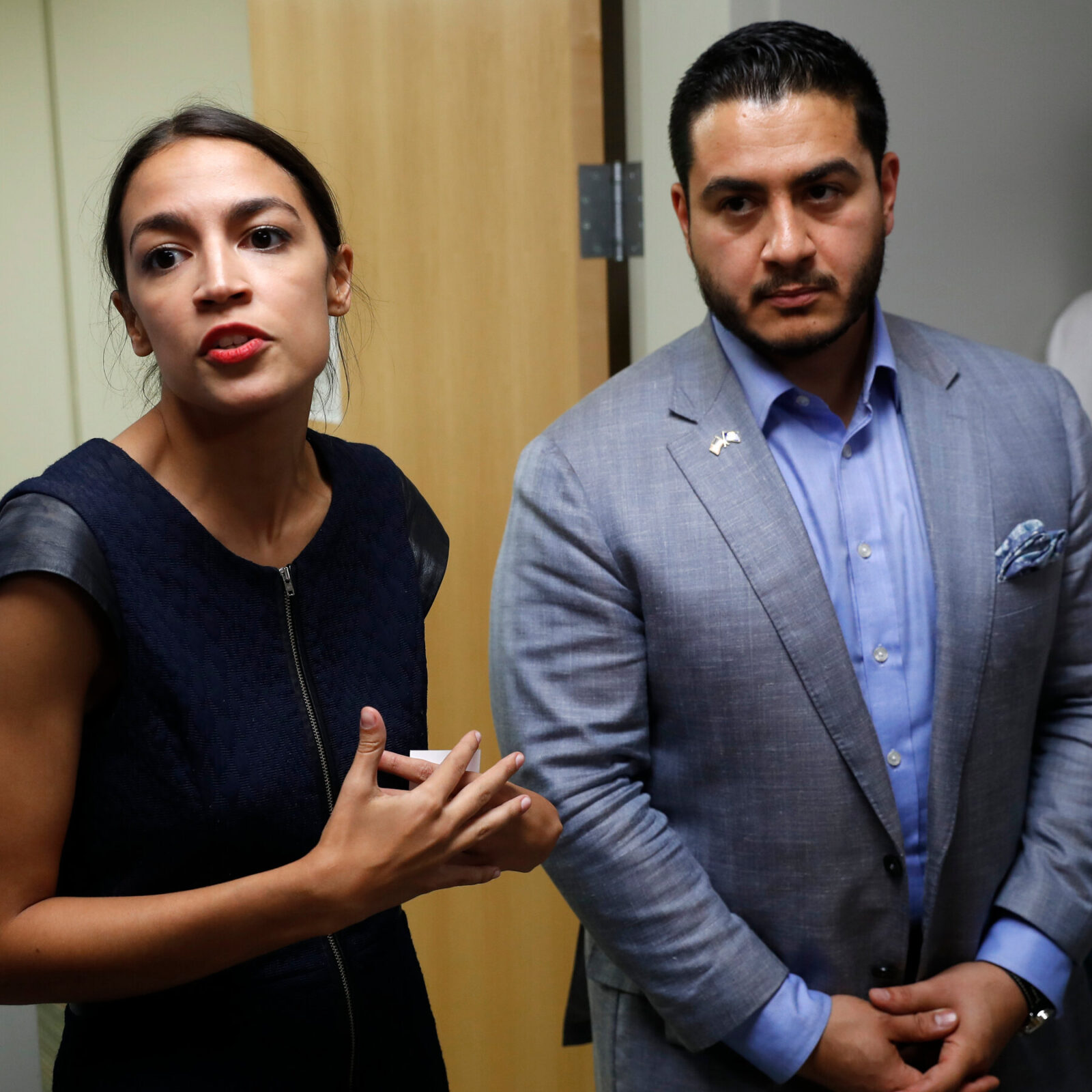 Ocasio-Cortez Apoia Candidato em Eleição Crucial no Senado dos EUA