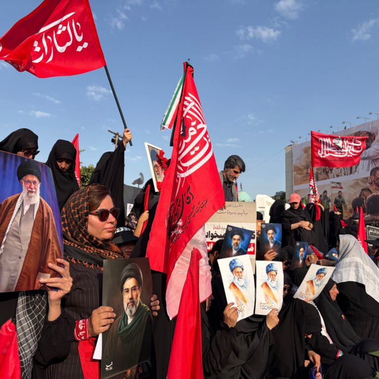 Iran Live Updates: Crowds Gather in Tehran for Ayatollah’s Funeral Procession — imagem editorial da cobertura de Economia na Gazeta News Guarulhos