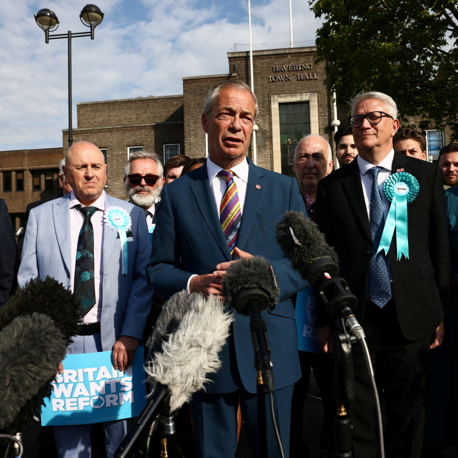 U.K. Live Updates: Farage Says He Will Resign as Lawmaker, Forcing Special Election — imagem editorial da cobertura de Economia na Gazeta News Guarulhos