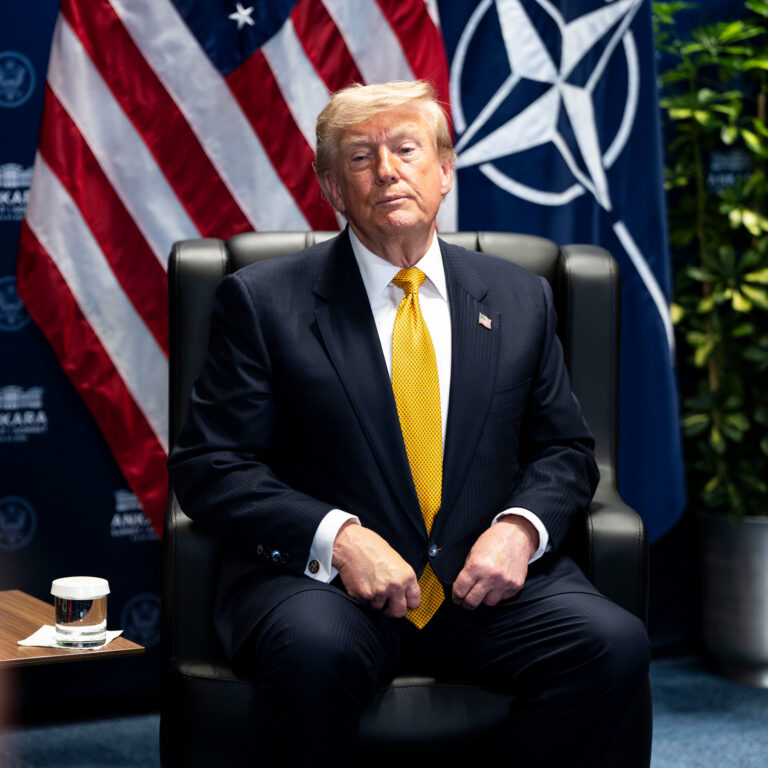 After Insulting Allies at NATO Summit, Trump Says They Love Him — imagem editorial da cobertura de Economia na Gazeta News Guarulhos