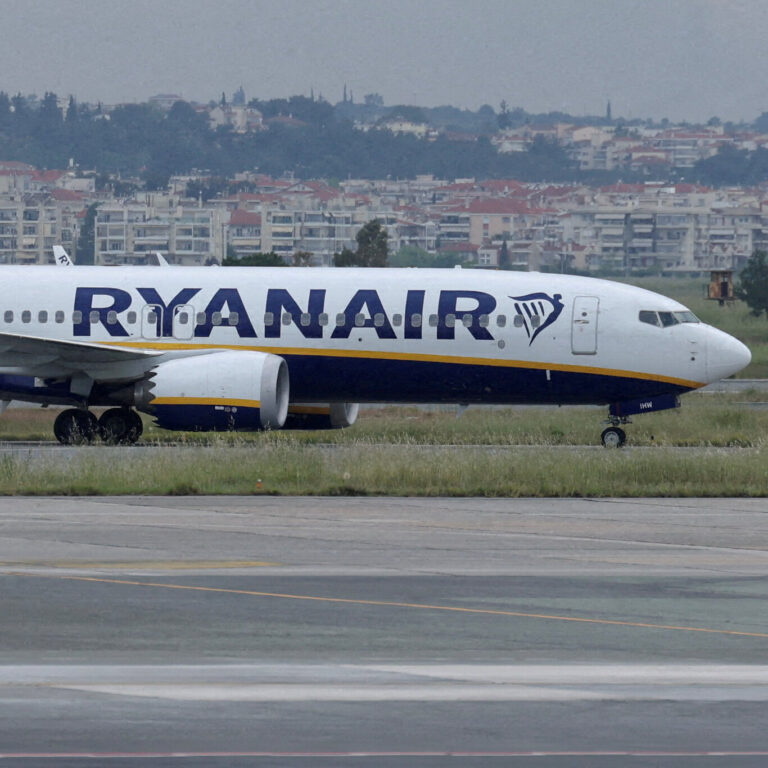 Passenger Is Partly Sucked Through Window on Ryanair Subsidiary Flight, Reports Say — imagem editorial da cobertura de Economia na Gazeta News Guarulhos