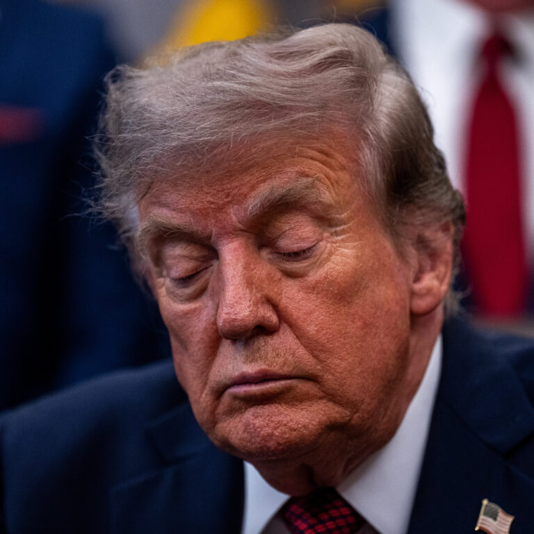 Trump Reúne-se com Gabinete sobre Intensificação dos Ataques à Irã — imagem editorial da cobertura de Brasil e Mundo na Gazeta News Guarulhos