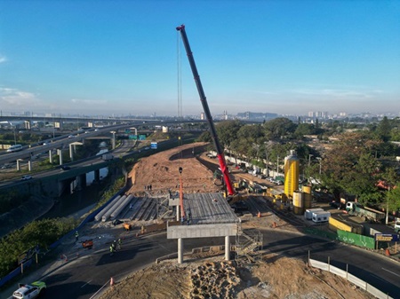 Primeiro viaduto interno de Guarulhos avança com içamento de vigas e promete desafogar acesso à Dutra