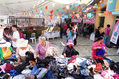 Fundo Social entrega 2 mil peças de roupas no Malvinas 
