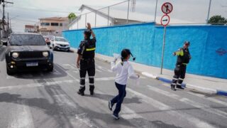 Semob Gualhos intensifica operação de trânsito no entorno de escolas para o retorno das aulas