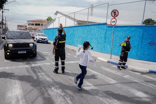 Semob Gualhos intensifica operação de trânsito no entorno de escolas para o retorno das aulas
