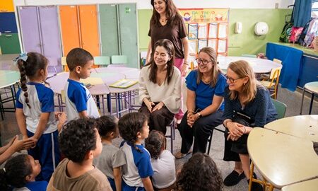 Pesquisadores de Harvard visitam escola municipal em Cumbica para avaliar projeto socioemocional