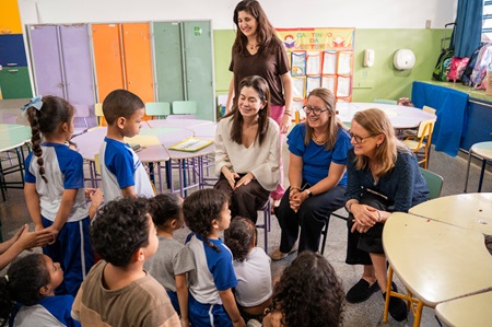 Pesquisadores de Harvard visitam escola municipal em Cumbica para avaliar projeto socioemocional