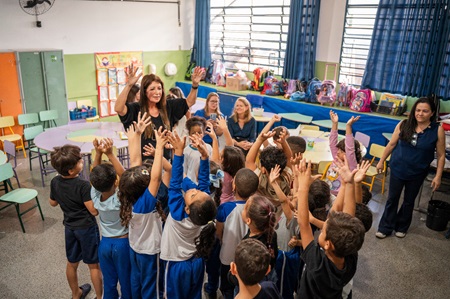 Pesquisadores de Harvard visitam escola municipal em Cumbica para avaliar projeto socioemocional