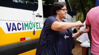 Vacimóvel de Guarulhos leva vacinas contra sarampo e gripe ao Terminal São João e ao SEST SENAT