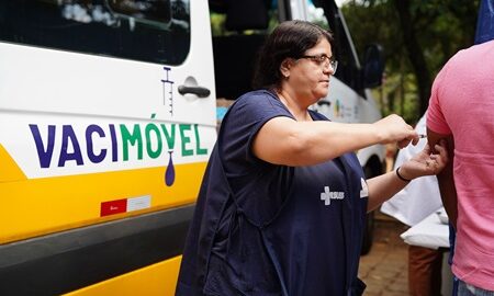 Vacimóvel de Guarulhos leva vacinas contra sarampo e gripe ao Terminal São João e ao SEST SENAT