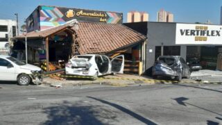 Guincho sem freio atinge 9 carros, destrói comércios no Macedo e fere motorista; Rua Silvio Barbosa é interditada
