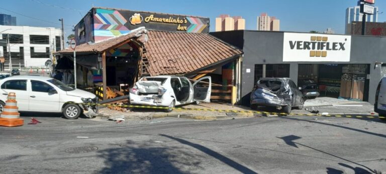 Guincho sem freio atinge 9 carros, destrói comércios no Macedo e fere motorista; Rua Silvio Barbosa é interditada