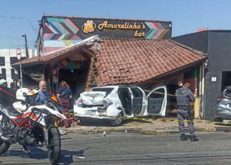 Guincho sem freio atinge 9 carros, destrói comércios no Macedo e fere motorista; Rua Silvio Barbosa é interditada