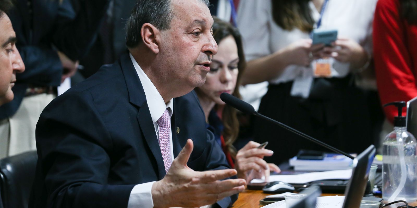 Senador Omar Aziz aprova fim da escala 6×1 e redução da jornada de trabalho