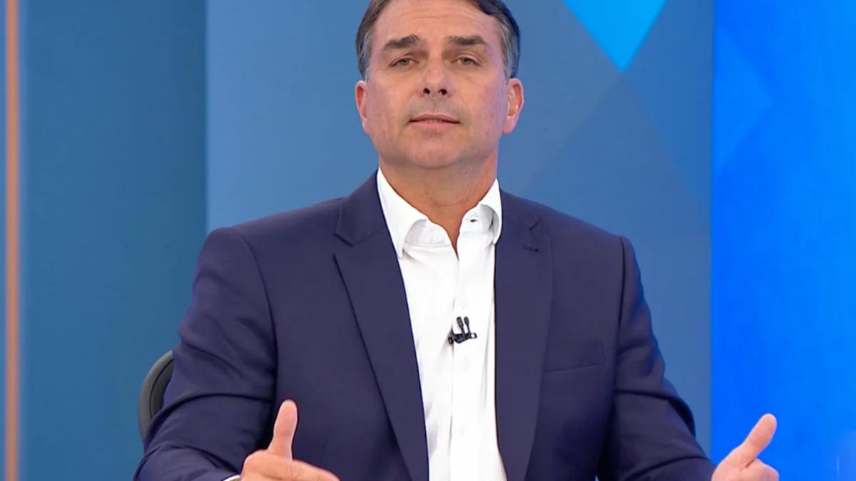 Flávio Bolsonaro afirma que respeitará urnas, mas evita falar em derrota