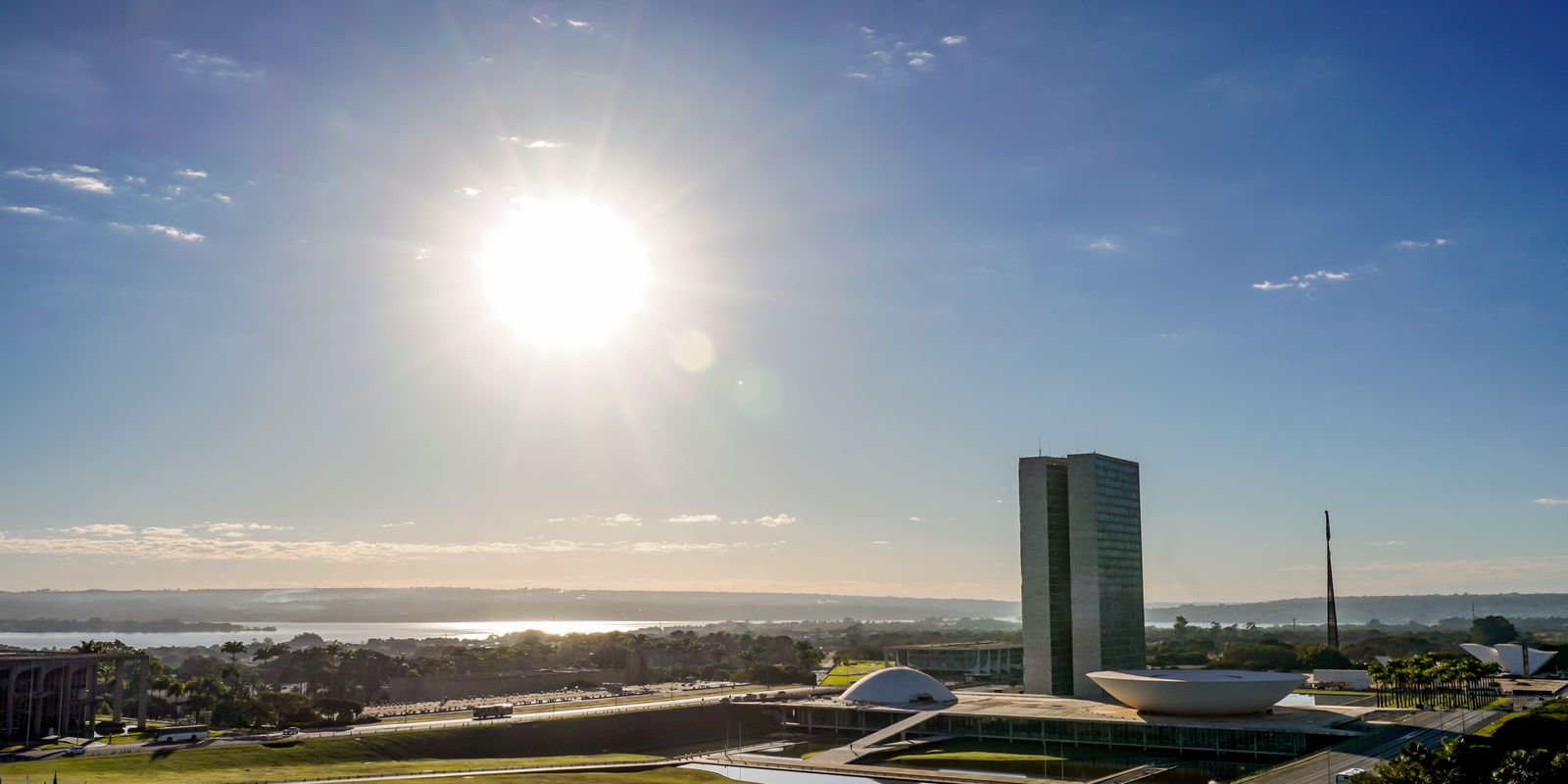 Congresso vota fim da escala 6×1 e isenção de impostos para compras internacionais