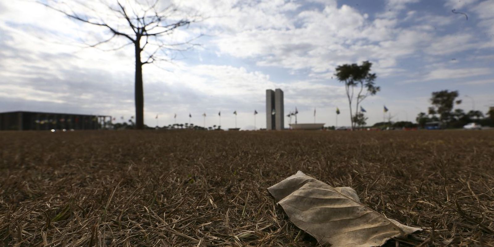 Região Sul enfrenta risco de temporais e granizo enquanto outras regiões sofrem com calor