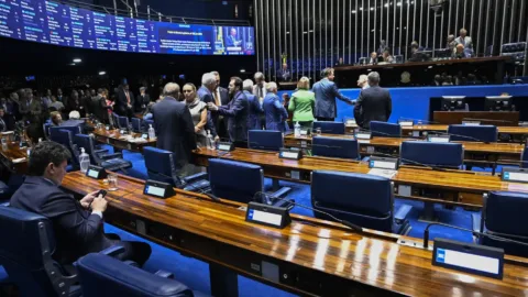 Senador Omar Aziz articula rito especial para acelerar votação da PEC da escala 6×1