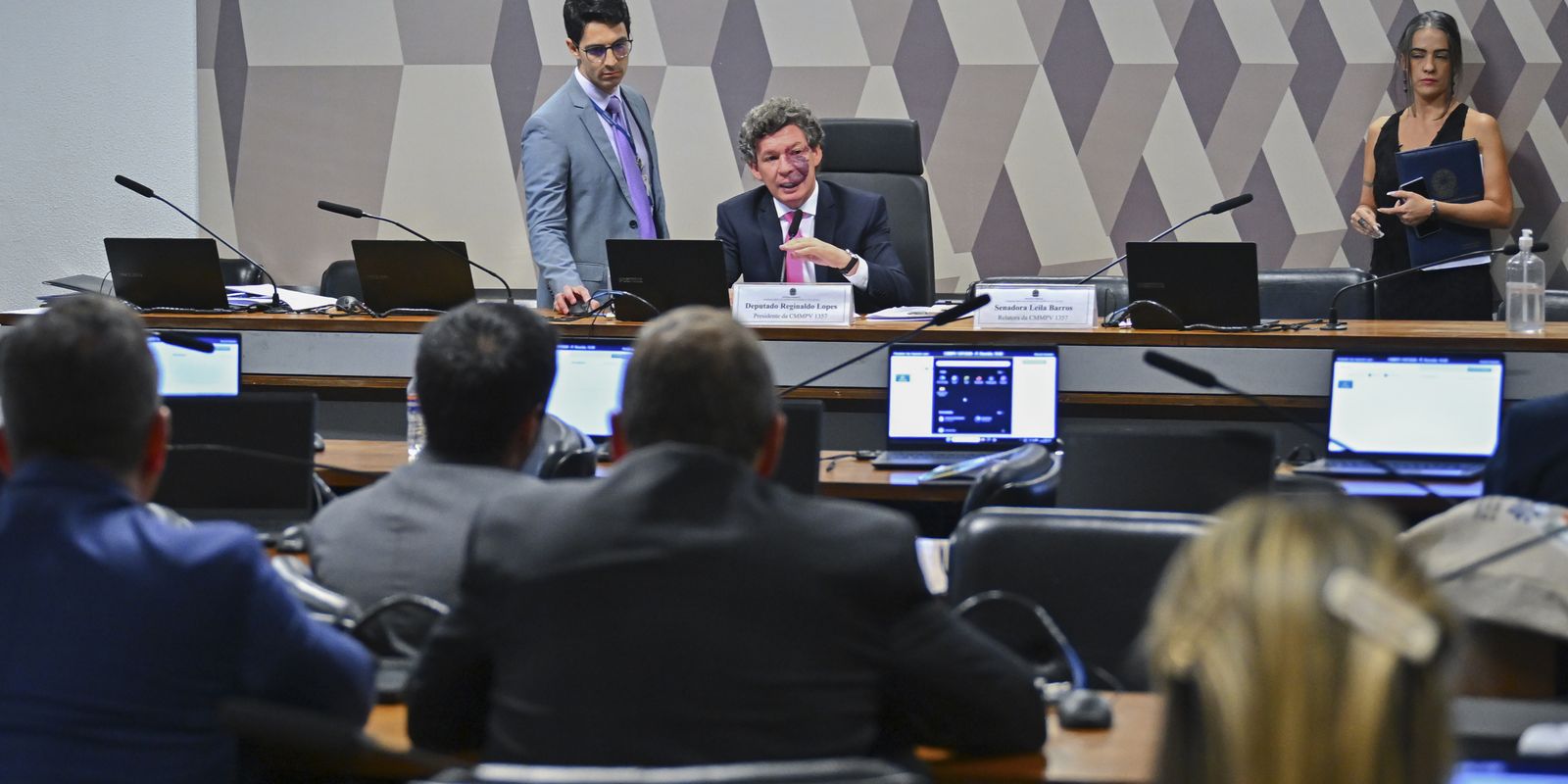 Ajustes no texto adiam votação da MP da ‘taxa das blusinhas