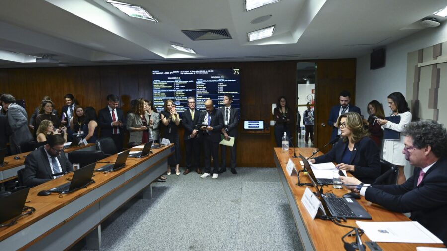 Comissão aprova MP da taxa das blusinhas e texto segue para plenários