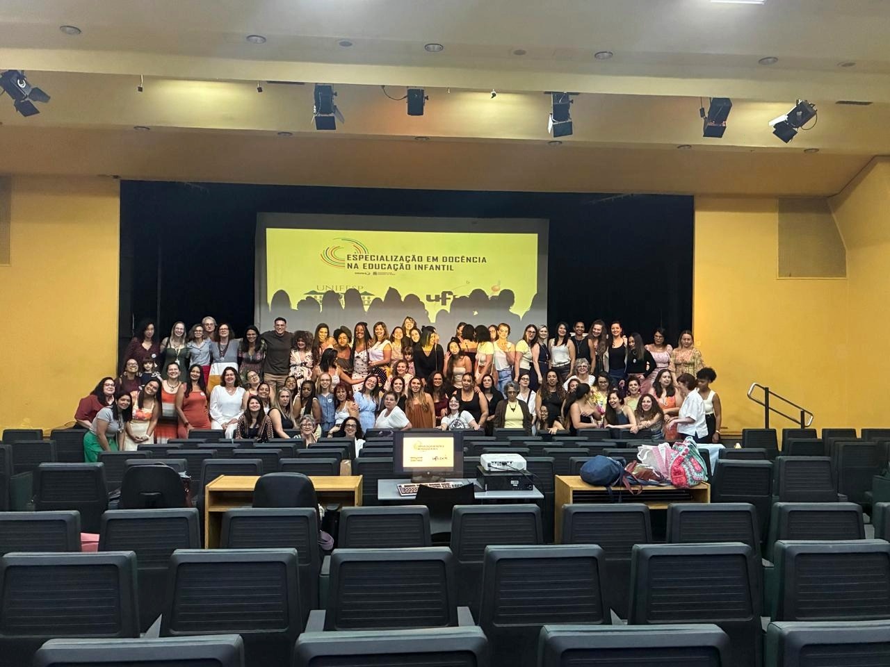 Horto Florestal de Guarulhos distribui mudas de árvores nativas para formandos da Unifesp