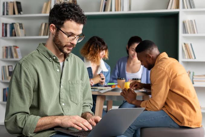 Governo abre 8 mil vagas em cursos de pós-graduação gratuitos para professores
