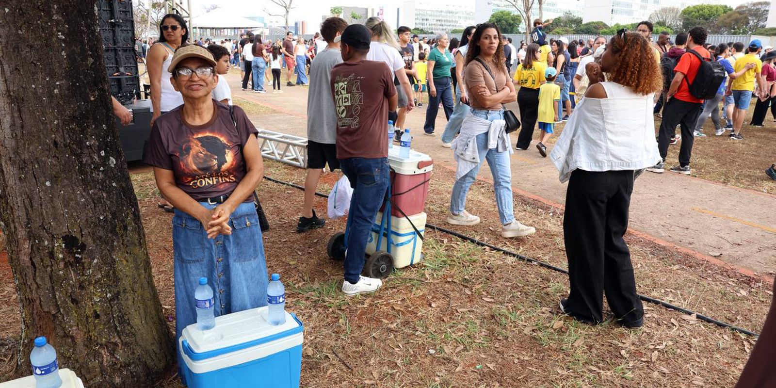 Vendedores ambulantes trabalham às margens do desfile de 7 de Setembro em Brasília