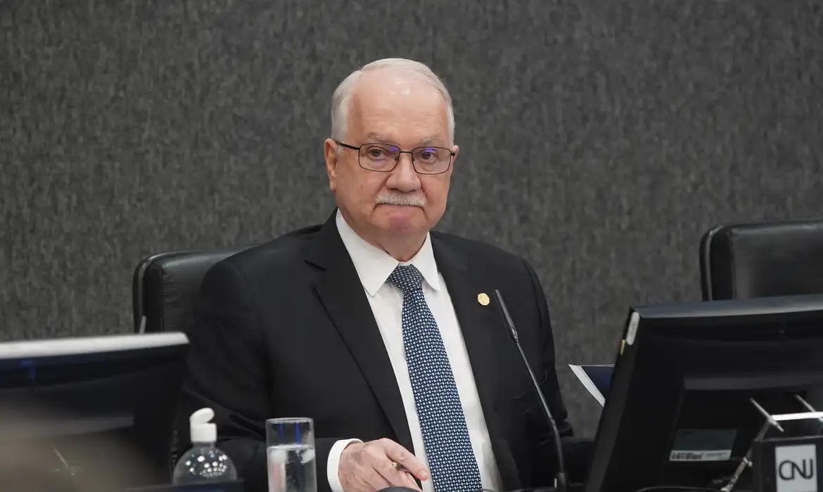 Fachin aguarda explicações de ministros para decidir sobre crise no STF