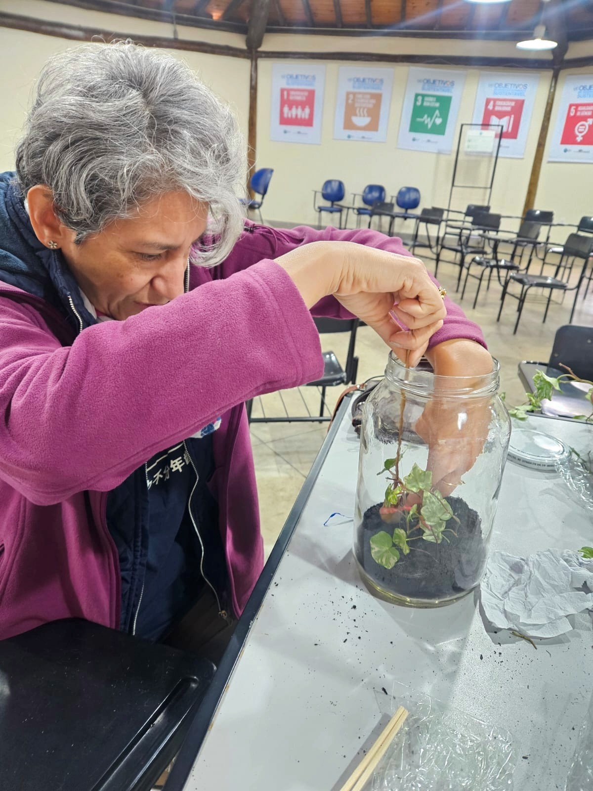 Oficina de Terrário atrai público em feriado no CEA Virgínia Ranalli