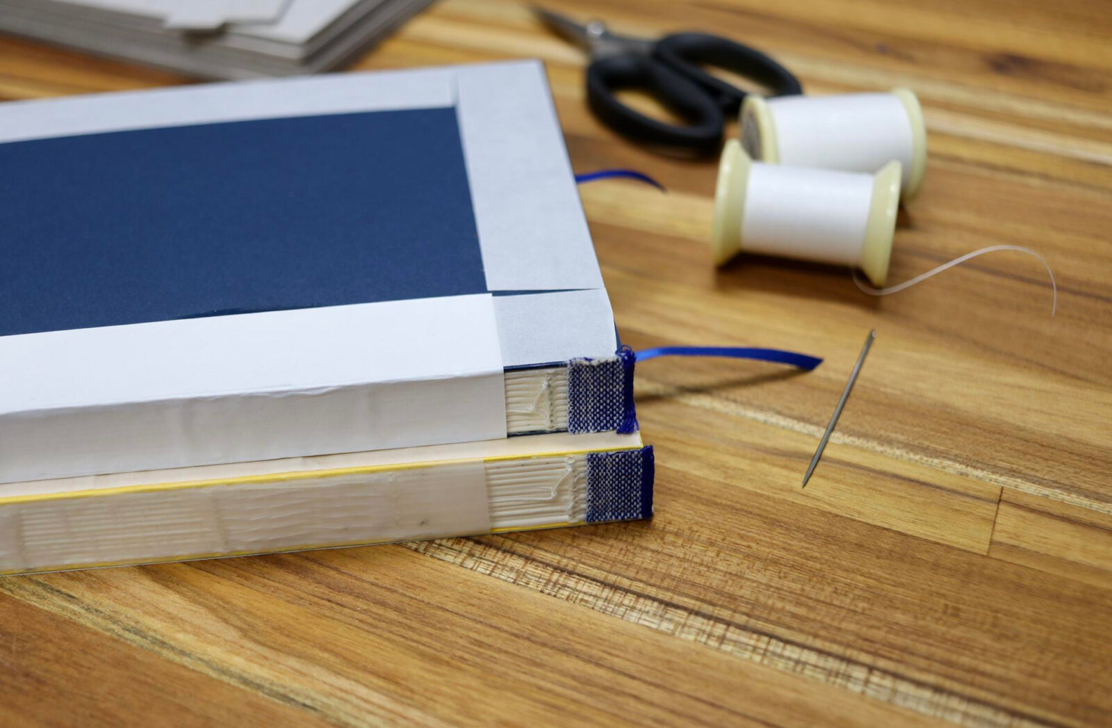 Biblioteca Portuguesinha promove oficina gratuita de encadernação artesanal