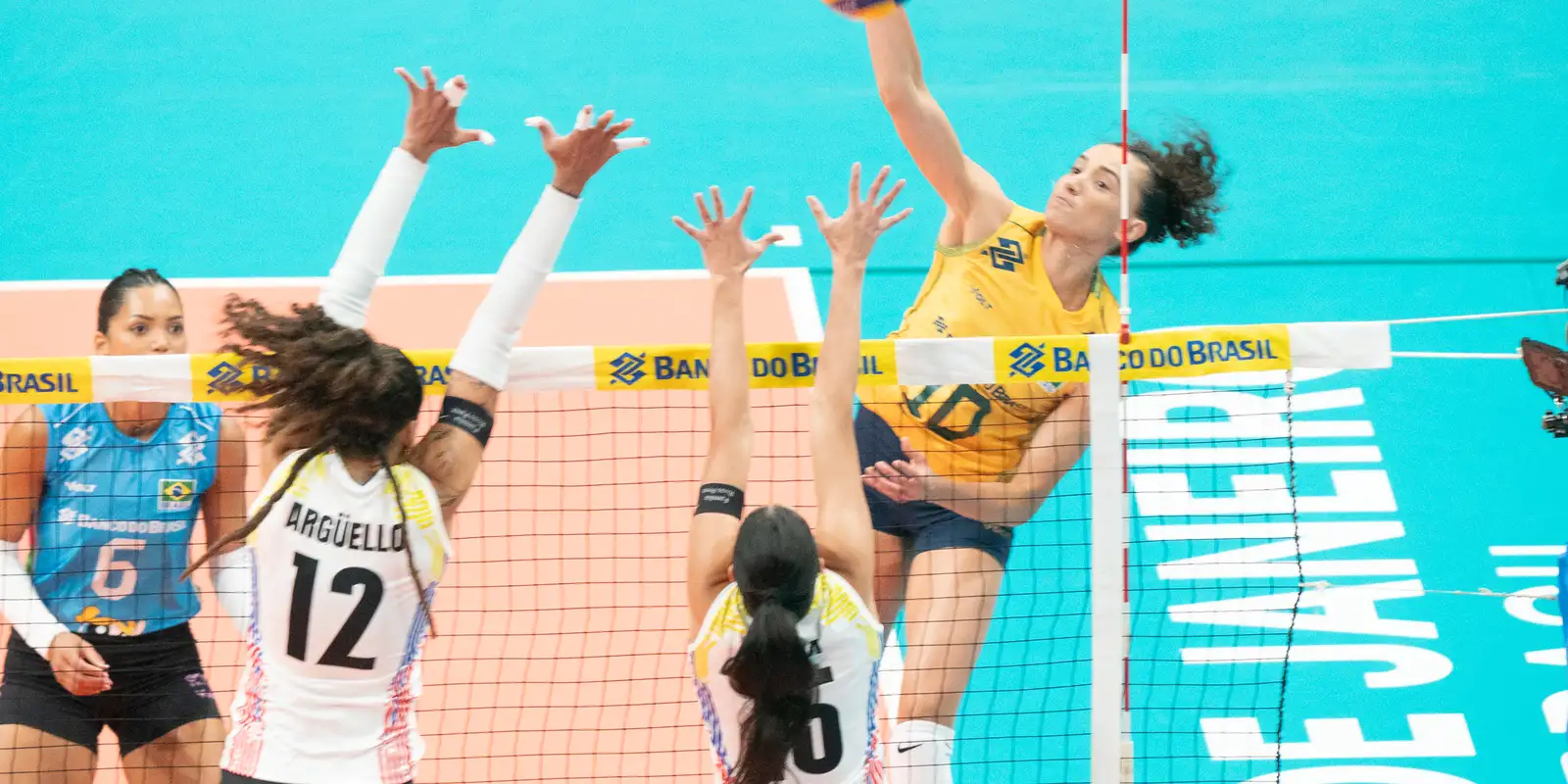 Brasil vence Venezuela e estreia com vitória no Sul-Americano de vôlei feminino