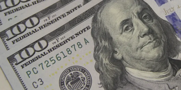 Dólar cai a R$ 5,08 e atinge menor valor em um mês
