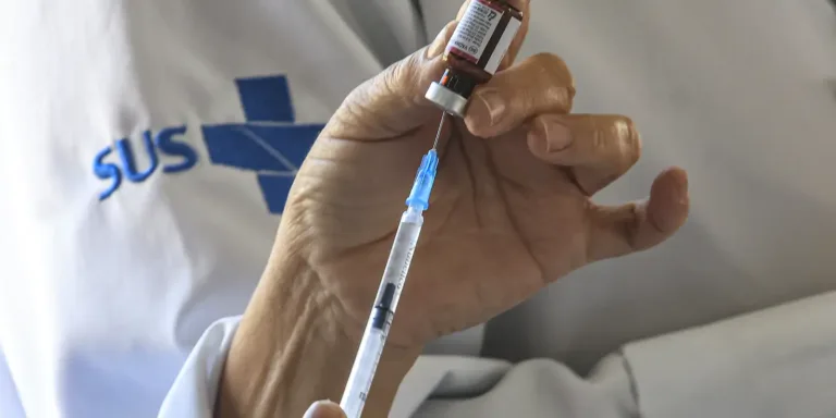 anvisa-amplia-indicacao-de-vacina-contra-meningite-para-bebes-a-partir-de-seis-s