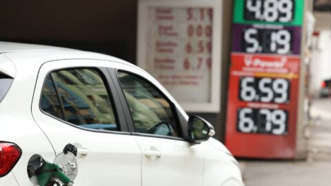 Governo anuncia pacote de R$ 7 bilhões para reduzir preços de combustíveis