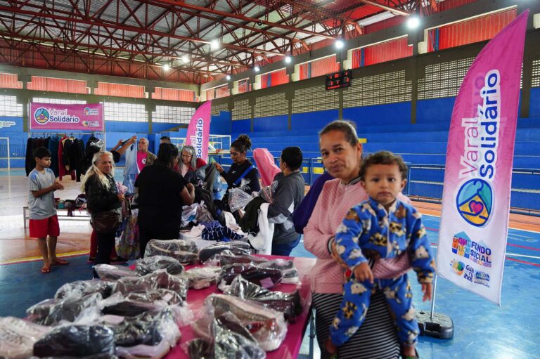 varal-solidario-doa-1-500-pecas-de-roupas-e-calcados-no-jardim-presidente-dutra