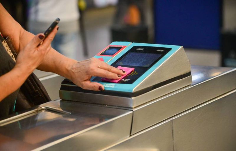 Metrô de São Paulo amplia pagamento por aproximação em todas as linhas