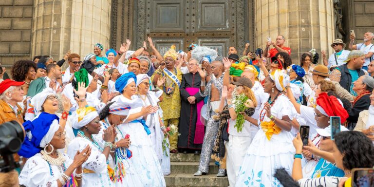 padre-impede-lavagem-da-madeleine-em-paris-mas-evento-segue-em-frente