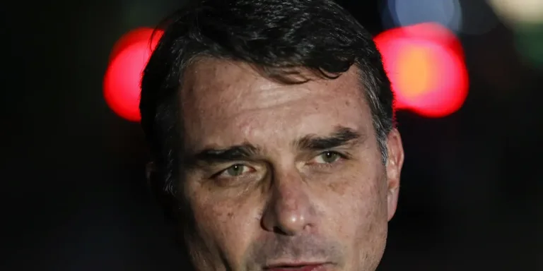 pf-aponta-cobrancas-de-flavio-bolsonaro-a-daniel-vorcaro-por-filme-sobre-jair-bo