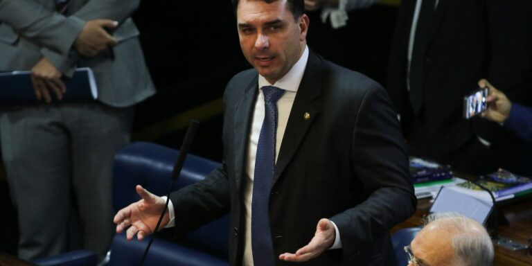 defesa-de-flavio-bolsonaro-tenta-transferir-caso-dark-horse-para-mendonca