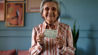 Prazo para transporte gratuito nas eleições termina hoje; campanha incentiva voto de idosos