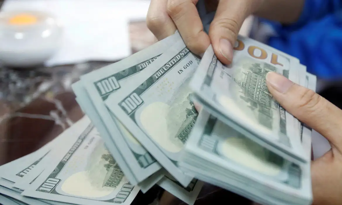 Dólar fecha perto de R$ 5,15 com aversão a risco e tensões geopolíticas