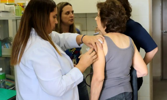SUS amplia vacinação com Pneumo 20 para idosos com 85 anos ou mais