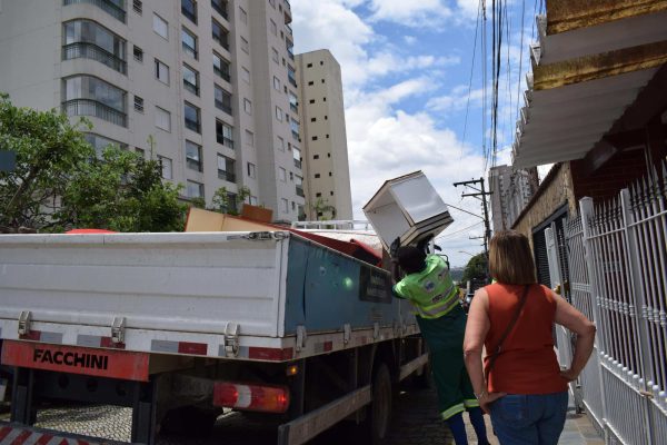 Cata-Treco recolhe móveis e eletrodomésticos em oito bairros de Guarulhos
