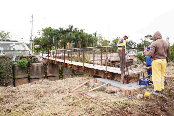 Ponte de acesso ao Aeroporto de Guarulhos é realocada após desbarrancamento
