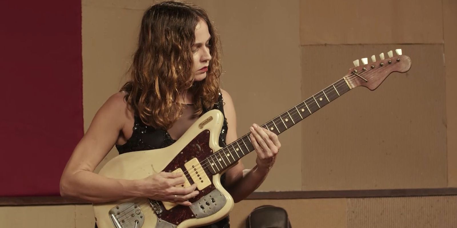 Gabi Terra é destaque no reality Duelo de Guitarras na TV Brasil